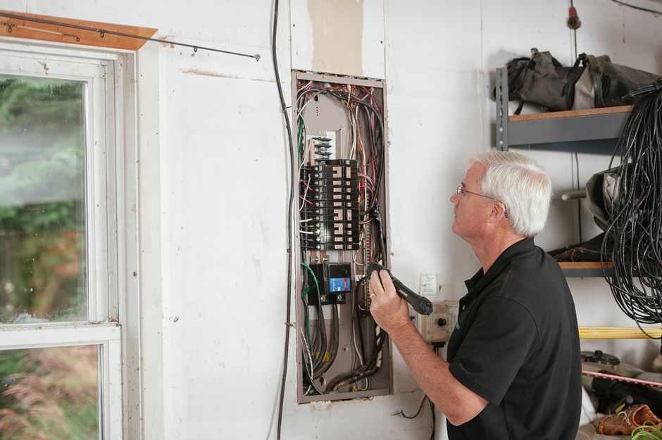 Elektrikar pri montaži razdelilne omarice
